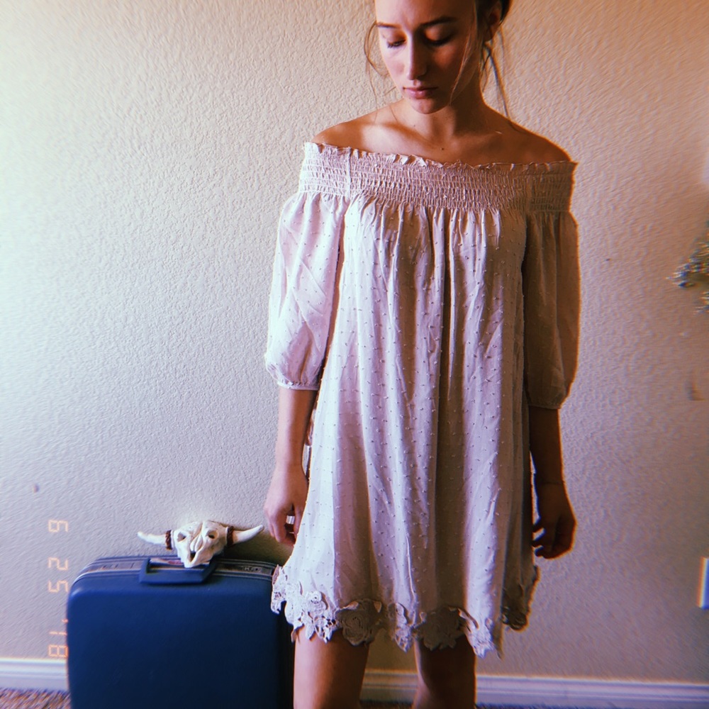 Light pink detailed trim and quarter sleeved dress